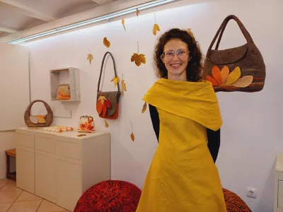 &raquo;Tako kot listje &scaron;elesti pod nogami med sprehodom po gozdu, tako &scaron;elestita tudi volna in milnica med polstenjem,&laquo; pravi rokodelka Darja Rant.