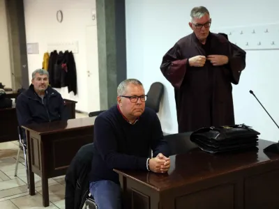 Gregor Kra&scaron;nja in odvetnik Boris Grobelnik <br><br>- 19.10.2023 - Sojenje zaradi zavarovalni&scaron;ke goljufije - sojenje skupini s prvoobtoženim Gregorjem Kra&scaron;njo, ki naj bi dlje časa s prikazovanjem lažnih avtomobilskih nesreč goljufali zavarovalnice - Zavarovalnico Triglav naj bi o&scaron;kodovali za okoli 140.000 evrov. <br>//FOTO: Tomaž Skale<br>