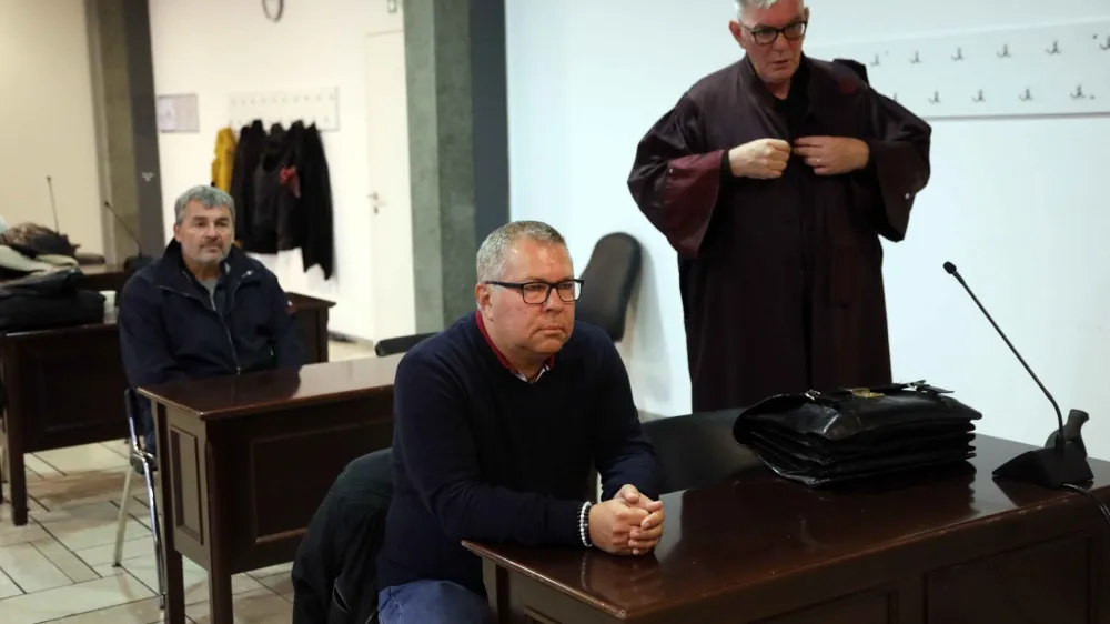 Gregor Kra&scaron;nja in odvetnik Boris Grobelnik <br><br>- 19.10.2023 - Sojenje zaradi zavarovalni&scaron;ke goljufije - sojenje skupini s prvoobtoženim Gregorjem Kra&scaron;njo, ki naj bi dlje časa s prikazovanjem lažnih avtomobilskih nesreč goljufali zavarovalnice - Zavarovalnico Triglav naj bi o&scaron;kodovali za okoli 140.000 evrov. <br>//FOTO: Tomaž Skale<br>