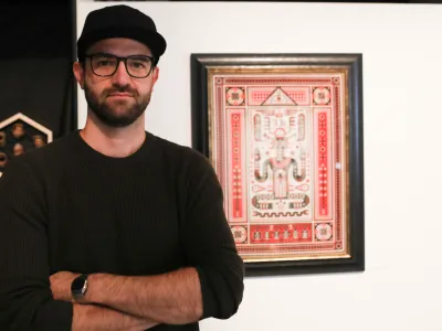 Dejan Kralj  ustvarja s pomočjo gobelinskih spretnosti svoje babice Marije Kralj.&nbsp;