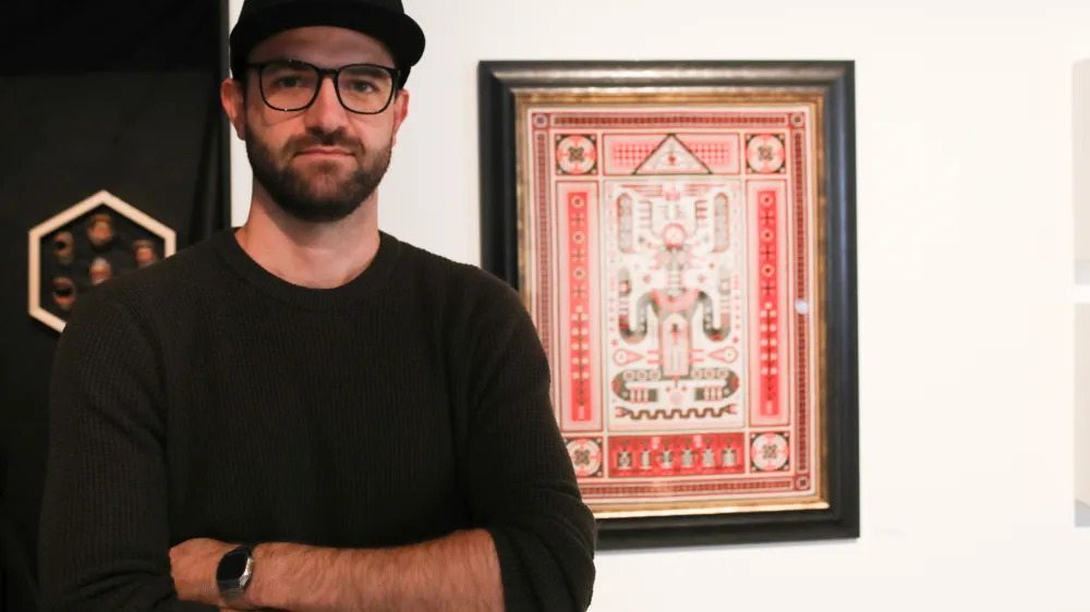 Dejan Kralj  ustvarja s pomočjo gobelinskih spretnosti svoje babice Marije Kralj.&nbsp;