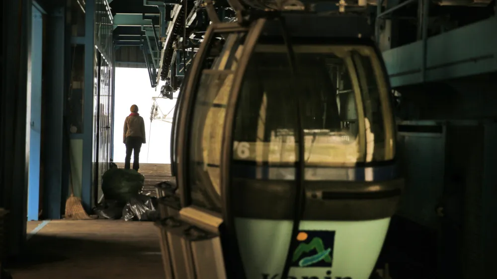 ATC smuči&scaron;če Kanin - postaja B - gondolska žičnica - gondola - - POSOČJE 2013 - upad povpra&scaron;evanja po turističnih zmogljivostih - turizem //FOTO: Bojan Velikonja OPOMBA: ZA OBJAVO V PRILOGI &ndash; DNEVNIKOV OBJEKTIV - REPORTAŽA 2013