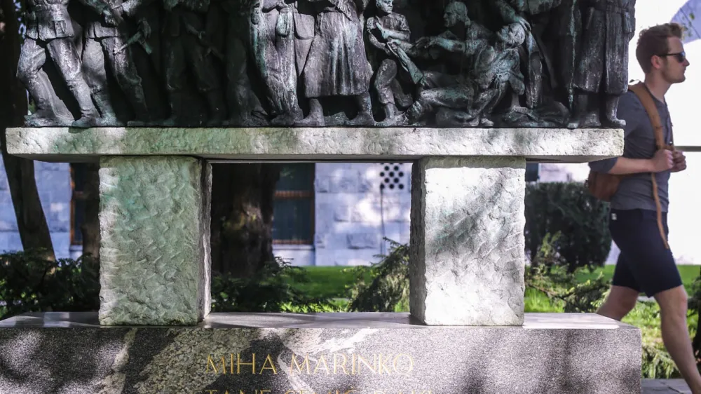 - 25.04.2018 - Grobnica narodnih herojev v Ljubljani &ndash; spomenik posvečen padlim narodnim herojem NOB - Trg narodnih herojev ob zgradbi Državnega zbora &ndash; spominski park &ndash;<br><br><br>//FOTO: Bojan Velikonja