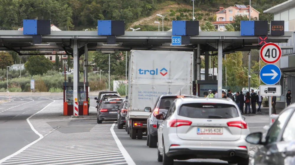 - kolona na meji- mejni prehod Dragonja - slovensko-hrva&scaron;ka meja- policija izvaja selektivni nadzor za vse, ki vstapojo iz Hrva&scaron;ke. - 2110.2023 &ndash; ponovni začasni nadzor na mejnih prehodih - uvedba deset dnevnega nadzora na mejah s Hrva&scaron;ko in Madžarsko - 12 kontrolnih točk na hrva&scaron;ki in dve na madžarski meji - //FOTO: Bojan Velikonja