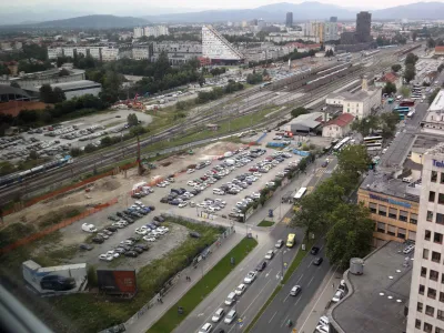 - 24.07.2023 &ndash; projekt novi potni&scaron;ki center Ljubljana &ndash; poslovno-stanovanjski kompleks Emonika City in poslovna stavba Vilharia -Urbani center - načrtovani večnamenski objekt ob križi&scaron;ču Dunajske, Vilharjeve in Masarykove ceste, ki leži v neposredni bližini glavne avtobusne in železni&scaron;ke postaje v Ljubljani &ndash; nova železni&scaron;ka avtobusna postaja//FOTO: Tomaž Skale