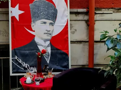 Najbolj znana ulica v Istanbulu, ulica Istiklal, je že nekaj dni prekrita s tur&scaron;kimi zastavami.