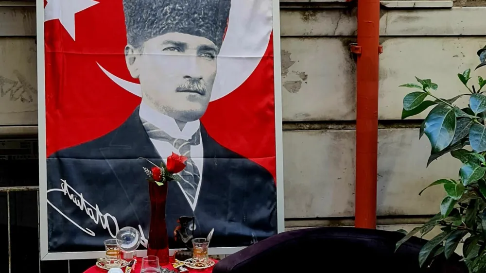 Najbolj znana ulica v Istanbulu, ulica Istiklal, je že nekaj dni prekrita s tur&scaron;kimi zastavami.