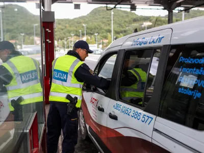 - mejni prehod Dragonja - slovensko-hrva&scaron;ka meja- policija izvaja selektivni nadzor za vse, ki vstapojo iz Hrva&scaron;ke. - 2110.2023 &ndash; ponovni začasni nadzor na mejnih prehodih - uvedba deset dnevnega nadzora na mejah s Hrva&scaron;ko in Madžarsko - 12 kontrolnih točk na hrva&scaron;ki in dve na madžarski meji - //FOTO: Bojan Velikonja