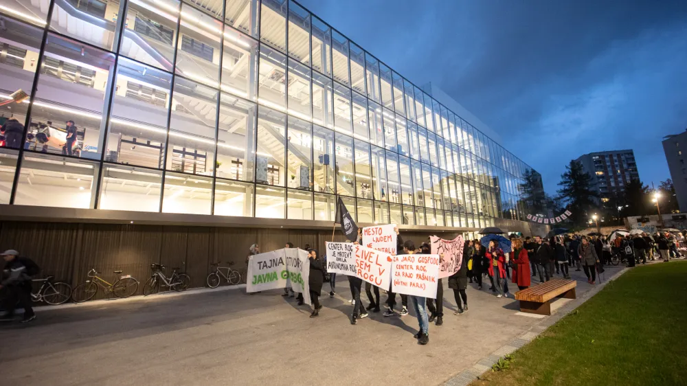 Ljubljana, Center Rog.<br>Protest zaradi domnevno spornega<br>obcinskega ravnanja pri gradnji in delitvi prostorov v Rogu, ki ga je<br>organizirala Skupscina (ne)uporabnic centra Rog.