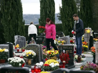 - 1. November 2012 &ndash; Dan spomina na mrtve, pokopali&scaron;če Koper, dan mrtvih - cvetje - ikebane - spomeniki<br><br><br>/FOTO: Jaka Gasar