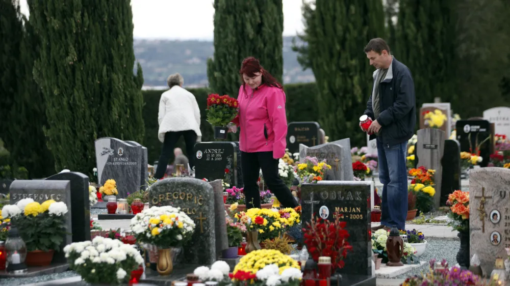 - 1. November 2012 &ndash; Dan spomina na mrtve, pokopali&scaron;če Koper, dan mrtvih - cvetje - ikebane - spomeniki<br><br><br>/FOTO: Jaka Gasar