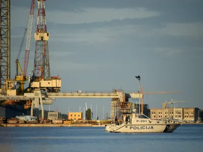 29.10.2023., Pula - Pod strogom kontrolom pirotehnicara, iz pulske je luke izvadjena podmornicka mina, zaostala iz vremena Drugog svjetskog rata. Photo: Sasa Miljevic/PIXSELL