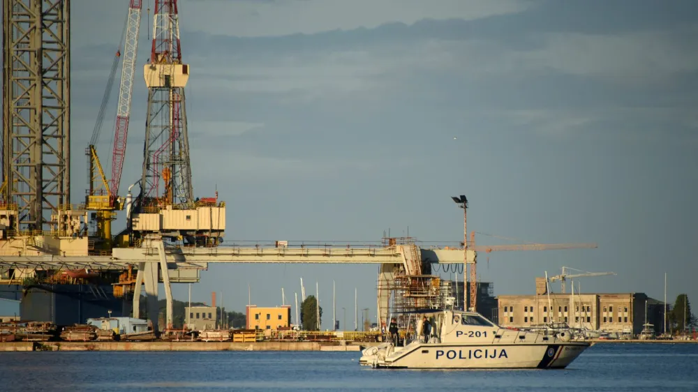 29.10.2023., Pula - Pod strogom kontrolom pirotehnicara, iz pulske je luke izvadjena podmornicka mina, zaostala iz vremena Drugog svjetskog rata. Photo: Sasa Miljevic/PIXSELL