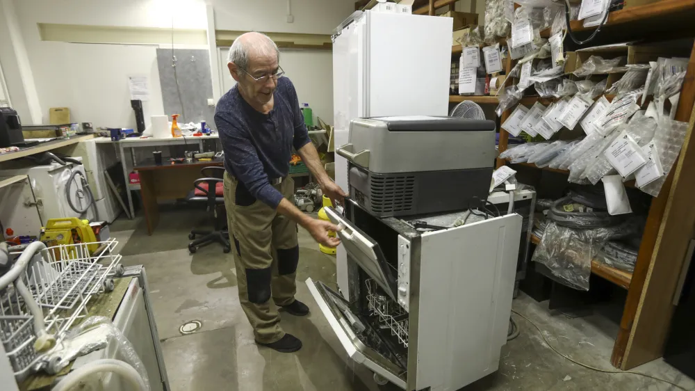 Po izku&scaron;njah serviserja gospodinjskih aparatov Jurija Oražma se večina ljudi predvsem pri manj&scaron;ih aparatih raje kot za popravilo odloči za nakup novega, sploh nizkocenovnega.