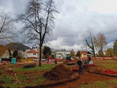 Trenutno se v parku izvajajo gradbena, obrtni&scaron;ka in elektroin&scaron;talaterska dela za ureditev javne razsvetljave.&nbsp;