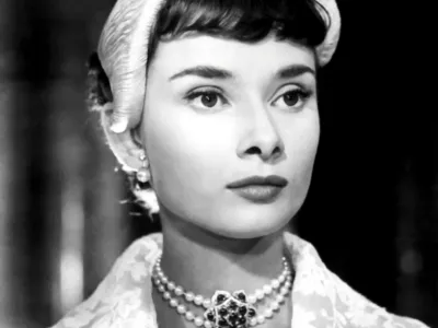 Ogrlica F&uuml;rst krasi Hepburnov vrat v zadnjih prizorih filma, v katerih sreča novinarja Joeja Bradleyja, ki ga igra Gregory Peck. F Christie's