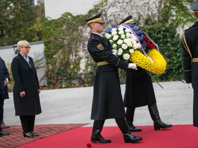 Ljubljana, Kongresni trg.<br>Osrednja spominska slovesnost s polaganjem venca k spomeniku vsem zrtvam vojn in z vojnami povezanim zrtvam.