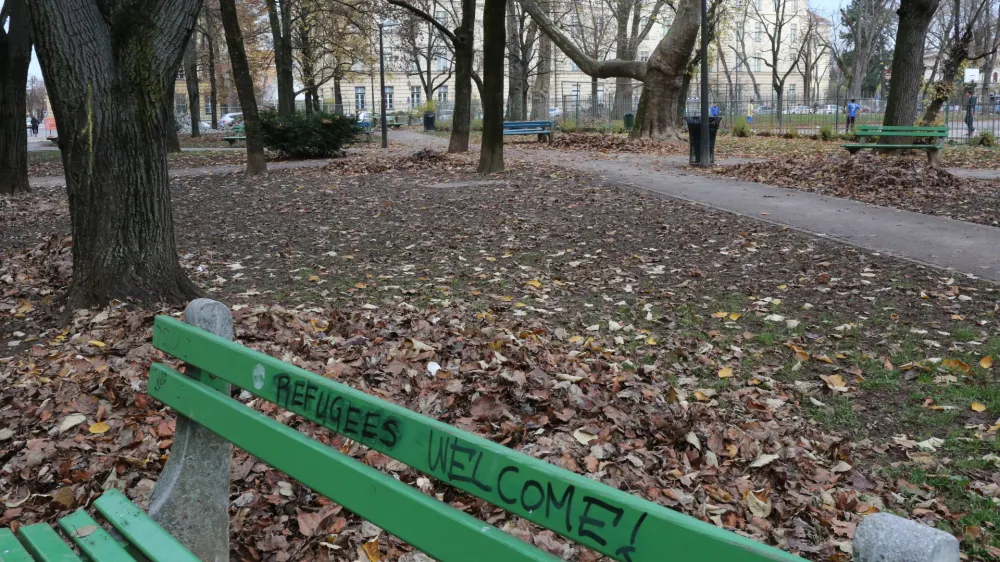 27.11.2016. - Park Tabor v Ljubljani - dobrodo&scaron;li begunci - klop - simbolična fotografija -         //FOTO:Bojan Velikonja