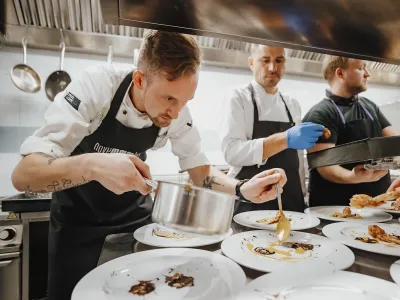 Vrhunec prvega tedna bo Evropski simpozij hrane, v okviru katerega bo Turizem Ljubljana izvedel uspe&scaron;nico izpred dveh let &raquo;Gourmet Ljubljana Crawl&laquo; in doživljajsko večerjo &raquo;Ljubljana Soul Chefs&laquo;, ki jo bodo pripravljali kuharski tandemi.