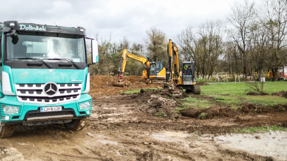 - Gradnja nasipa ob reki Savi za protipoplavno za&scaron;čito Sneberij.- 03.11.2023.- Priprave na poplave v naselju Snebersko nabrežje v Ljubljani.//FOTO: Bojan Velikonja
