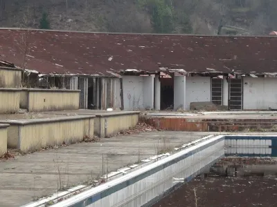 Kljub novim lastnikom in obljubam o obnovi Medijske toplice &scaron;e vedno propadajo.