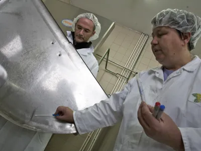 mlekarna in sirarna, Biotehni&scaron;ki center Naklo, Matej Dem&scaron;ar, Vurs Kranj, direktor, Barbara Be&scaron;ter, vodja mlekarske delavnice BC Naklo  - Veterinarska uprava RS (Vurs) ob 250. obletnici veterinarskega poklica - ogled celotnega postopka nadzora VURS v času obratovanja klavnice in varnosti krme ter nadzor varnosti živil živalskega izvora v primarni proizvodnji (mlekarna in sirarna).  //FOTO: Jaka Adamič 