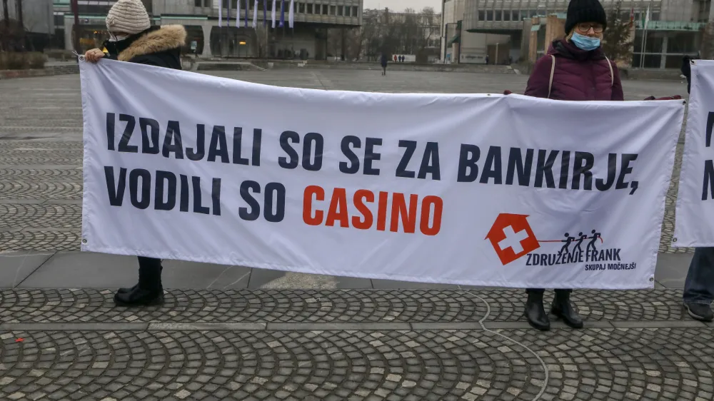 - transparent - IZDAJALI SO SE ZA BANKIRJE, VODILI SO CASINO - <br> protestni shod kreditojemalcev kreditov v &scaron;vicarskih frankih - protest Združenje Frank -.- 01.02.2022 &ndash; Državni zbor DZ - poslanci obravnavali predlog zakona o omejitvi in porazdelitvi valutnega tveganja med kreditodajalci in kreditojemalci kreditov v &scaron;vicarskih frankih, ki ga je v postopek vložil državni svet. //FOTO: Luka Cjuha