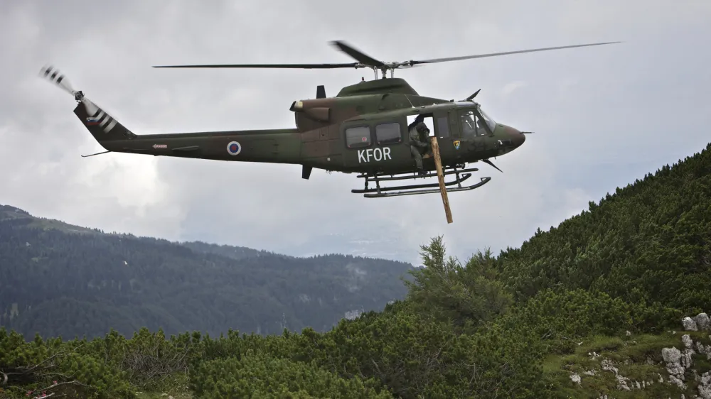 helikopter SV - Bell 412<br><br><br>- planina Rzenik- Konj - Presedljaj, markacisti - markiranje planinskih in gorskih poti,  //FOTO: Jaka AdamičOPOMBA: ZA OBJAVO V PRILOGI &ndash; DNEVNIKOV OBJEKTIV - REPORTAŽA 2011