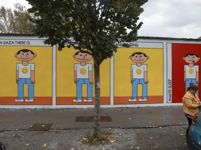 Mural na zidu Metelkove Deček iz Gaze je delo v Berlinu živečega libanonskega umetnika Mazena Kerbaja&nbsp;