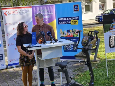 Maribor.<br>Novinarska konferenca ob zakljucku akcije dobrodelnega kolesarjenja za nabavo sobnih koles za UKC Maribor.<br>Zakonca Alice in Ziga Erlac Shepherd.