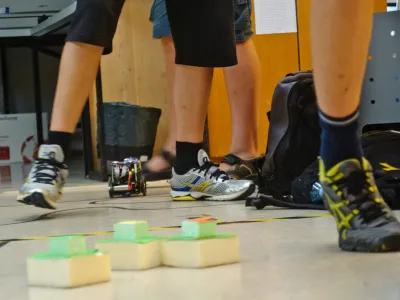  - simbolična fotografija - inovativnost - - robot,mladi, - Poletni tabor Inovativnih tehnologij 2013 na Fakulteti za elektrotehniko Univerze v Ljubljani - delavnice namenjene osnovno&scaron;olcem od 7. do 9. razreda in srednje&scaron;olcem od 1. do 3. letnika.  //FOTO: Tomaž Zajel&scaron;nik