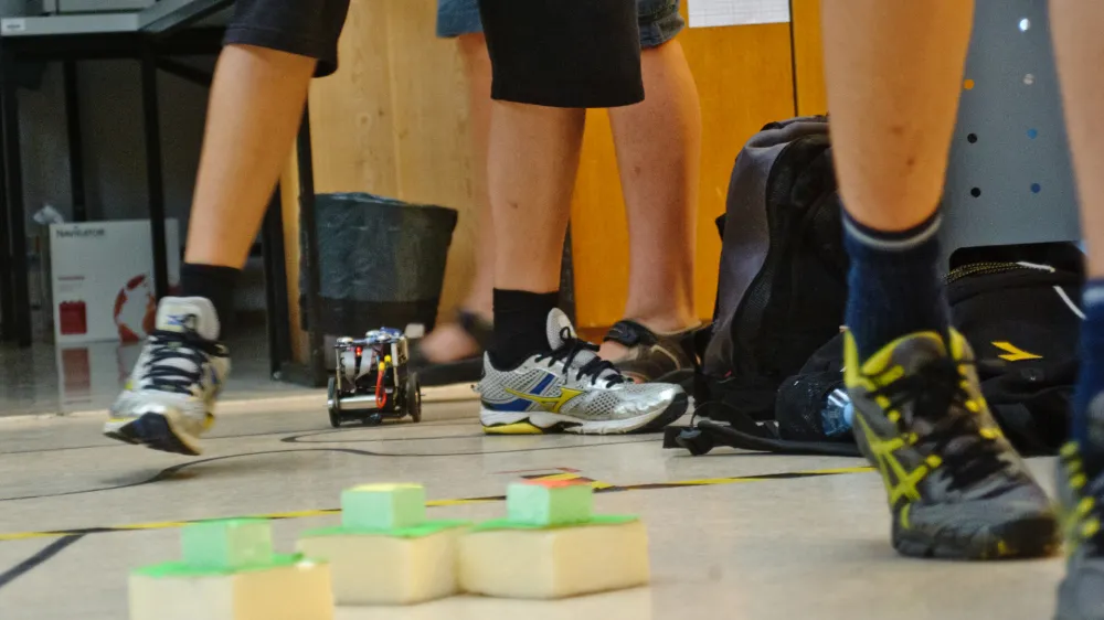  - simbolična fotografija - inovativnost - - robot,mladi, - Poletni tabor Inovativnih tehnologij 2013 na Fakulteti za elektrotehniko Univerze v Ljubljani - delavnice namenjene osnovno&scaron;olcem od 7. do 9. razreda in srednje&scaron;olcem od 1. do 3. letnika.  //FOTO: Tomaž Zajel&scaron;nik