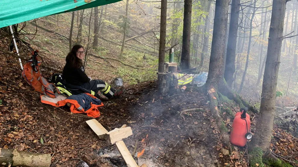  Stražarska točka gasilcev PGD Kamni&scaron;ka Bistrica, ki bdijo nad stanjem plazu Blate. F Aljaž Rom&scaron;ak/kamnik.info