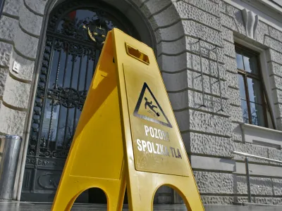 simbolična fotografija - opozorilna tabla - pozor spolzka tla - Vrhovno sodi&scaron;če Republike Slovenije - Vi&scaron;je in Okrožno sodi&scaron;če v Ljubljani, Tavčarjeva ulica 9, stavba - - pravosodje - pravo - pravičnost - pravica - pravni sistem - tožilstvo - sodna oblast - sodi&scaron;ča - //FOTO: Bojan Velikonja