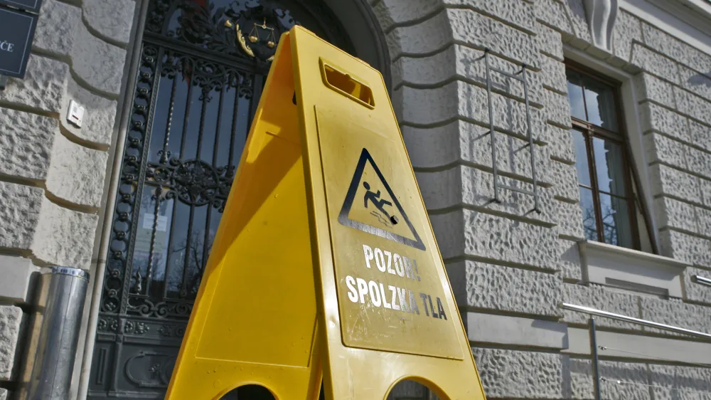 simbolična fotografija - opozorilna tabla - pozor spolzka tla - Vrhovno sodi&scaron;če Republike Slovenije - Vi&scaron;je in Okrožno sodi&scaron;če v Ljubljani, Tavčarjeva ulica 9, stavba - - pravosodje - pravo - pravičnost - pravica - pravni sistem - tožilstvo - sodna oblast - sodi&scaron;ča - //FOTO: Bojan Velikonja