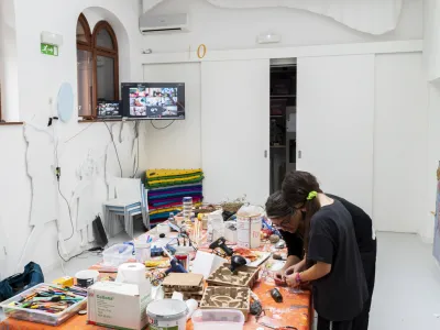 Med najbolj zagnanimi udeleženci je bila Eli, ki se je takoj po prihodu lotila izdelovanja zmaja. Foto: Nik Erik Neubauer