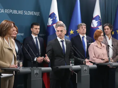 Po dana&scaron;njem sestanku so vodje koalicijskih strank posku&scaron;ali javnost prepričati, da so ostri robovi zglajeni in da družno gledajo v prihodnost. Po mnenju poznavalcev je &scaron;lo bolj za predstavo za javnost. Zgovorni so tudi izrazi na obrazih koalicijskih partnerjev&nbsp;...