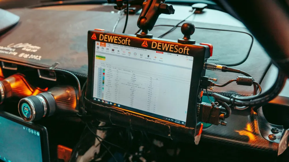 &Scaron;porti avto Rimac Nevera je postavil Guinessov rekord v hitrosti vzvratne vožnje. F Dewesoft