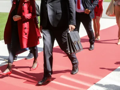 - simbolična fotografija - proračun, finance, poslovnež, politika - 09.09.2019 &ndash; Brdo pri Kranju &ndash; Vrh koalicije - Vladna ekipa in koalicijski poslanci razpravljali o proračunu za prihodnji dve leti ter razpravljali o odnosu z Levico in o aferah v lastnih vrstah, zlasti v zvezi s kadrovanjem. - koalicija - //FOTO: Jaka Gasar