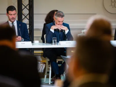 Pred komisijo za nadzor obve&scaron;čevalnih in varnostnih služb bodo poklicali tudi predsednika vlade Roberta Goloba. F STA