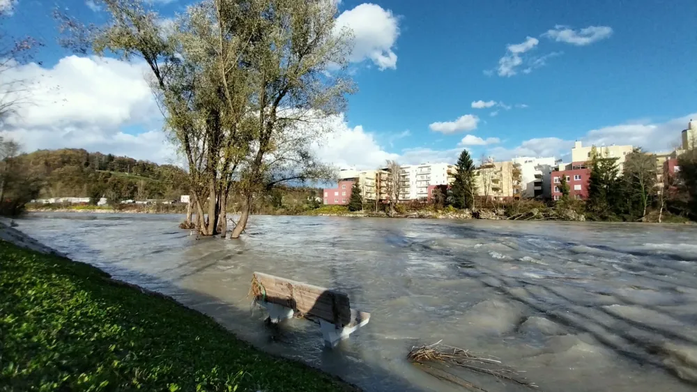 Plaža Sava za kopali&scaron;čem Laguna, poplave, novembra 2023. F Vesna Levičnik
