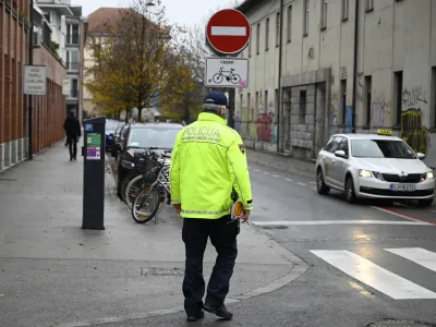 - preizkus alkoholiziranosti - alkotest, alkohol v prometu, policija - 06.12.2022 - policisti Postaje prometne policije Ljubljana vr&scaron;ili postopke preizkusov alkoholiziranosti voznikov v prometu na Kotnikovi ulici pred poslopjem Agencije za varnost prometa - //FOTO: Nik Erik Neubauer