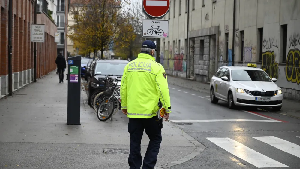 - preizkus alkoholiziranosti - alkotest, alkohol v prometu, policija - 06.12.2022 - policisti Postaje prometne policije Ljubljana vr&scaron;ili postopke preizkusov alkoholiziranosti voznikov v prometu na Kotnikovi ulici pred poslopjem Agencije za varnost prometa - //FOTO: Nik Erik Neubauer