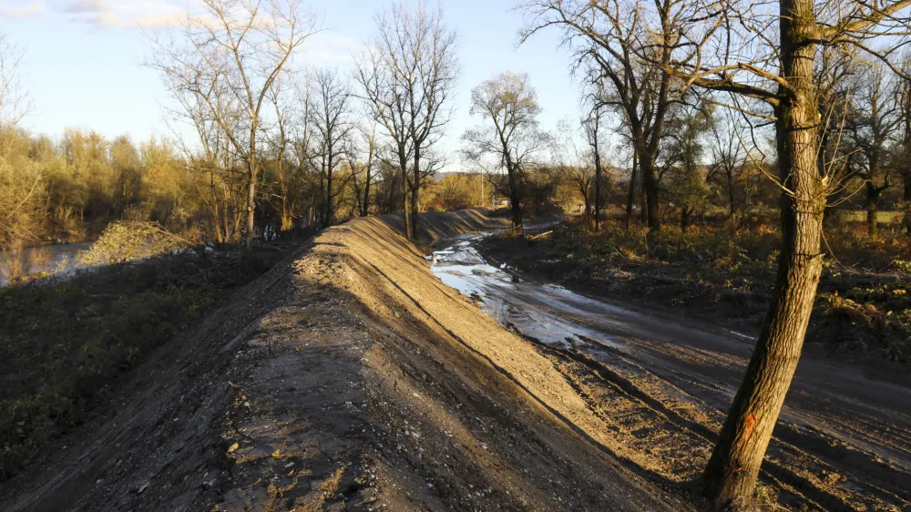 - 10.11.2023 &ndash; Sneberje - protipoplavni nasip ob reki Savi v bližini Sneberskega nabrežja //FOTO: Luka Cjuha