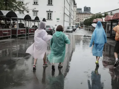 - 30.07.2014 - Poletje 2014 - tuisti v Ljubljani, deževno obdobje - mesec Julij, dež, palerina  //FOTO: Luka Cjuha.