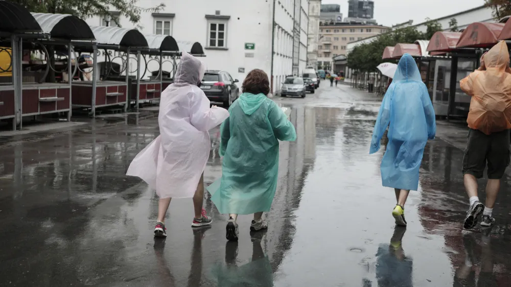 - 30.07.2014 - Poletje 2014 - tuisti v Ljubljani, deževno obdobje - mesec Julij, dež, palerina  //FOTO: Luka Cjuha.