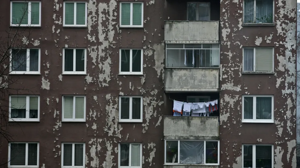 Jesenice - stanovanjski blok- kultura bivanja - urbanizem - arhitektura - nepremičnine - naselja //FOTO: Luka CjuhaOPOMBA: ZA OBJAVO V PRILOGI &ndash; DNEVNIKOV OBJEKTIV - REPORTAŽA