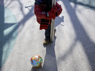 Pediatričnih ekip, ki so otrokom na voljo v osnovnem zdravstvu, je manj kot v preteklosti. Zanimanje za to stroko je sicer precej&scaron;nje, a zdravniki se raje zaposlijo v bolni&scaron;nicah.&nbsp;