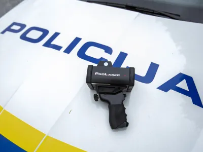 - radar - meritev hitrosti, - 13.08.2019 &ndash; Spodnji Log - Vseevropska akcija Hitrost v kateri so sodelovali tudi slovenski policisti - glavni cilj akcije zmanj&scaron;anje &scaron;tevila prometnih nesreč zaradi hitrosti - policijska kontrola &ndash; policijski nadzor hitrosti na cestah - Policija //FOTO: Matjaž Ru&scaron;t