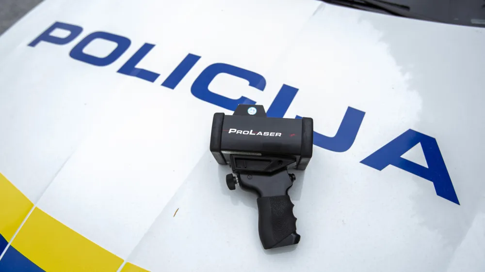 - radar - meritev hitrosti, - 13.08.2019 &ndash; Spodnji Log - Vseevropska akcija Hitrost v kateri so sodelovali tudi slovenski policisti - glavni cilj akcije zmanj&scaron;anje &scaron;tevila prometnih nesreč zaradi hitrosti - policijska kontrola &ndash; policijski nadzor hitrosti na cestah - Policija //FOTO: Matjaž Ru&scaron;t